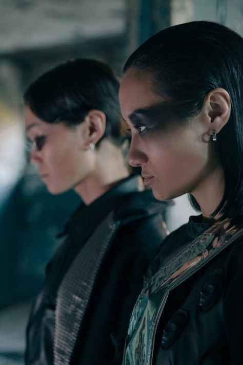 femme en chemise rayee noire et blanche